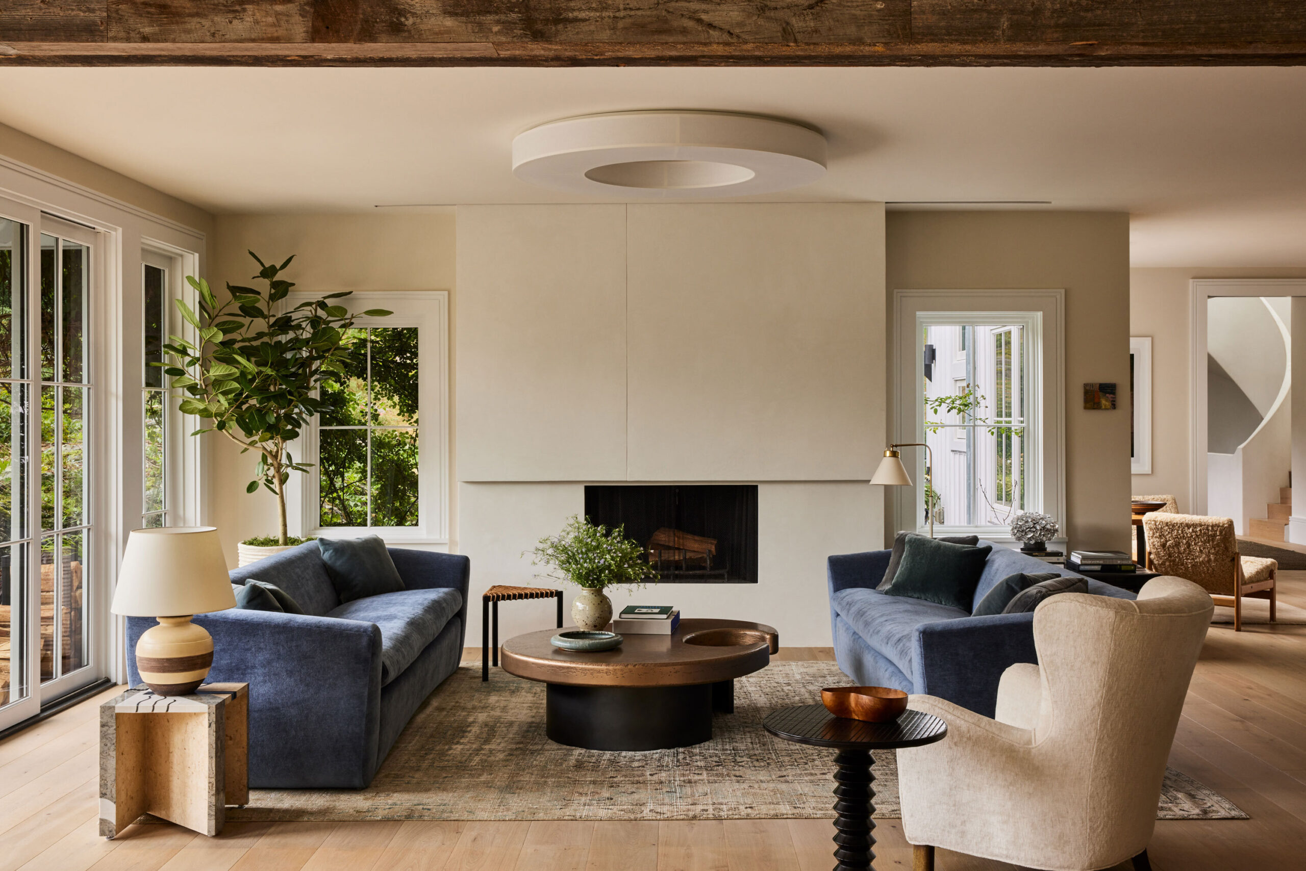 What to do with sofas that have two or three seats? Combine your living space’s flair and usefulness.
